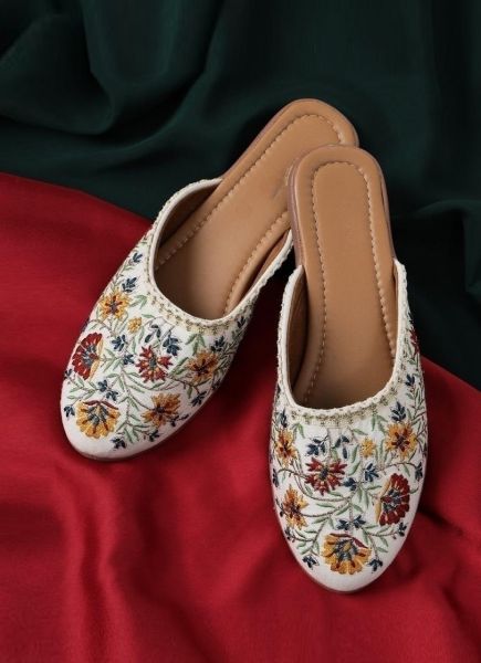 White Stylish Punjabi Embroidered Jutti [Footwear]